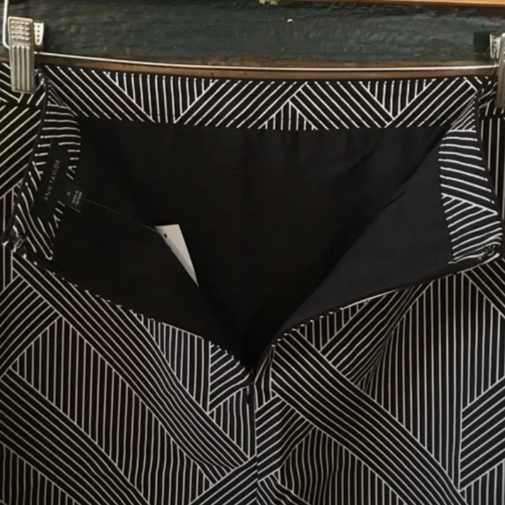 ❤️❤️ Ann Taylor Black white geometric midi skirt Ann Taylor ❤️❤️beautiful
